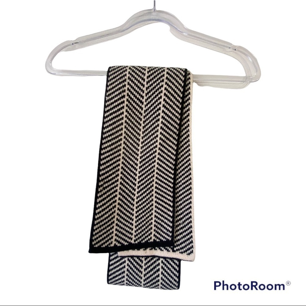 Calvin Klein Black & White Herringbone scarf